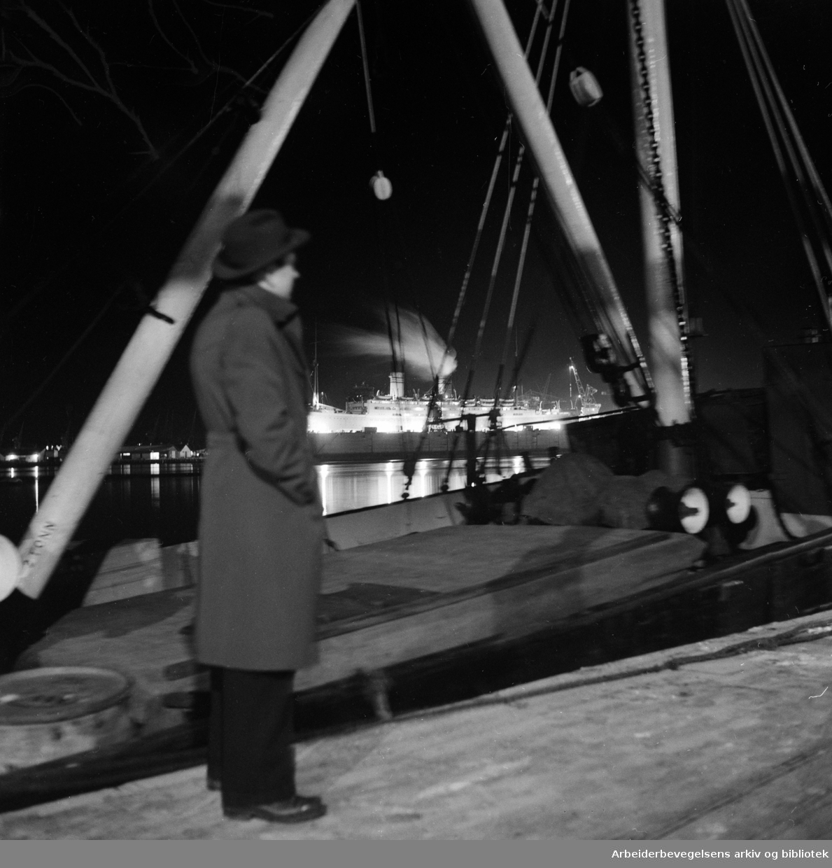 Oslo havn ved natt. Januar 1954