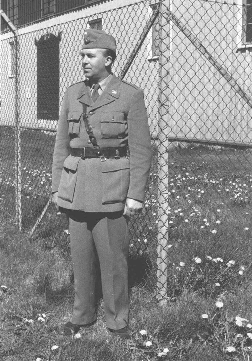 Fanjunkare Bertil Henriksson utanför gula förrådet i Axvall 1940-talet.