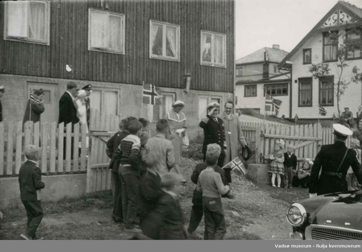 Kongebesøk i Vadsø, 1950. Her har Kong Haakon vært på Eldrehjemmet. Ordfører Aune går ved siden av kongen. 
Bygningen ble ikke bombet, men brant ned etter krigen. Huset var tidligere brukt som husmorskole.