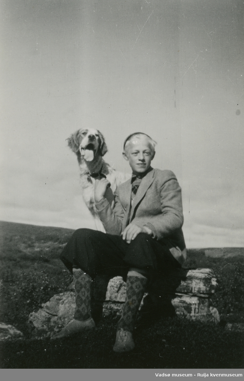 Aldrik Methi og familiehunden Rex, i Vadsø i 1946. 