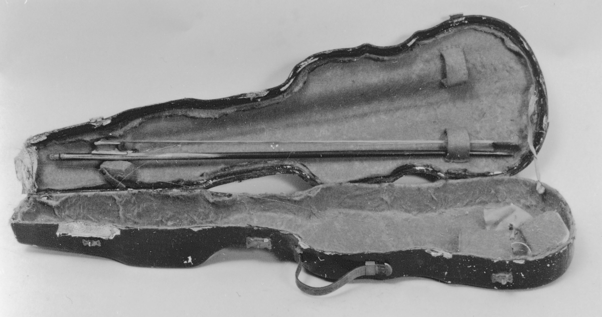 Fiol med hakstöd. Greppbrädans huvud skulpterad. Tysk relativt billig fiol utan samband med etiketten invändigt "Josephus Math. Albahns fecit Bulsani in Tireli anno 1720". Dessutom oläslig signering från 1894. Enligt liggaren med stråke och låda.