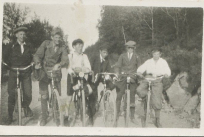 Sex män är ute på cykeltur från Kållered till Hyssna år 1930. Från vänster: 1. Karl Nilsson (född 1918), Tulebo. 2. Okänd. 3. Okänd. 4 Okänd. 5. Okänd. 6. Eivind Kullbring (1918-1996).