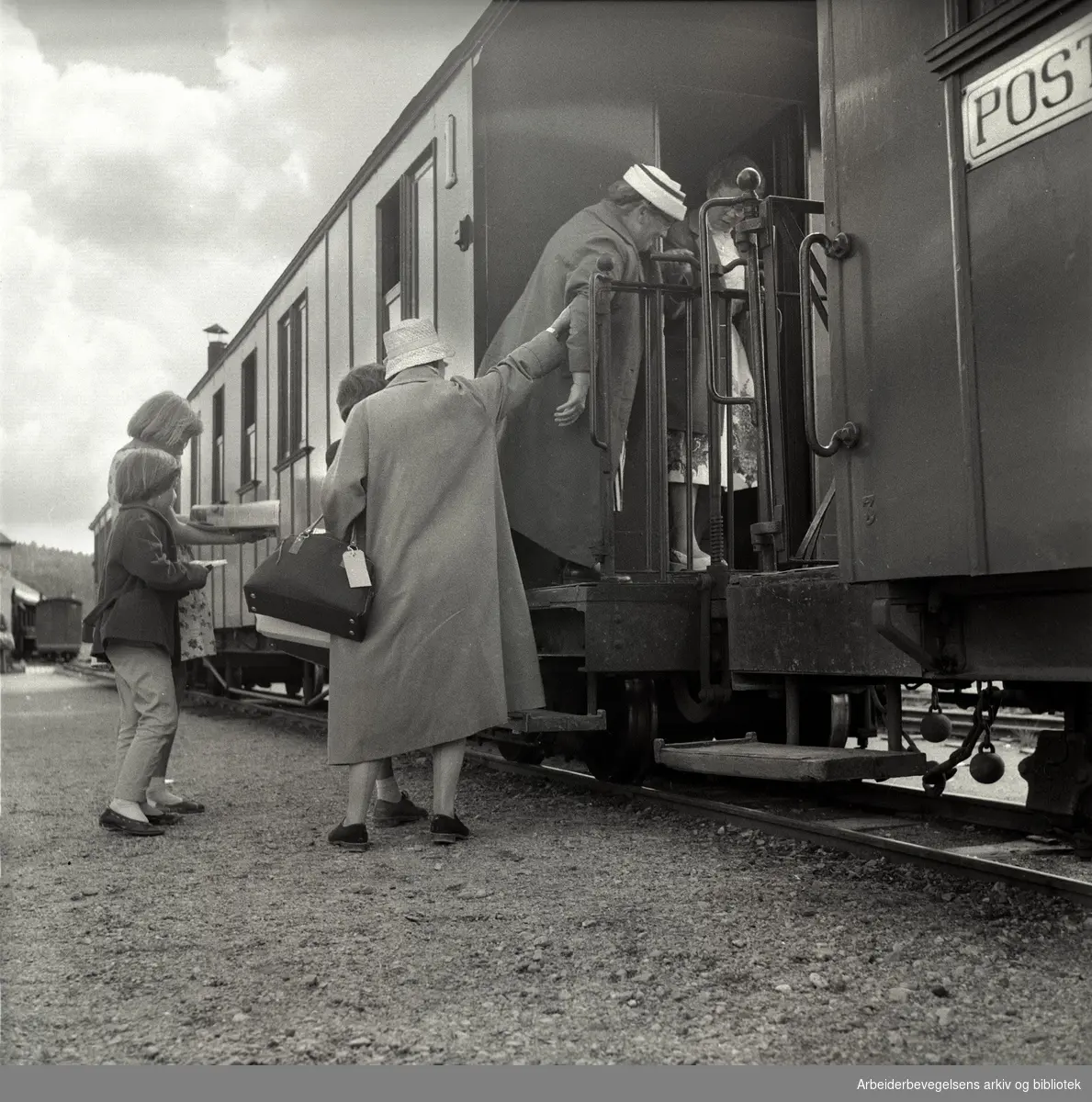 NSB. Siste dag i ordinær drift med gods- og persontrafikk på Aurskog-Hølandsbanen (Urskog-Hølandsbanen er også kjent under navnet Tertitten). 30. juni 1960..