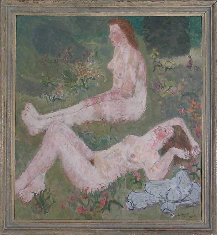På en blommande äng i svalt grågröna toner syns två nakna flickor, en sittande och en liggande. N.t.h. ett plagg i ljust blålila.