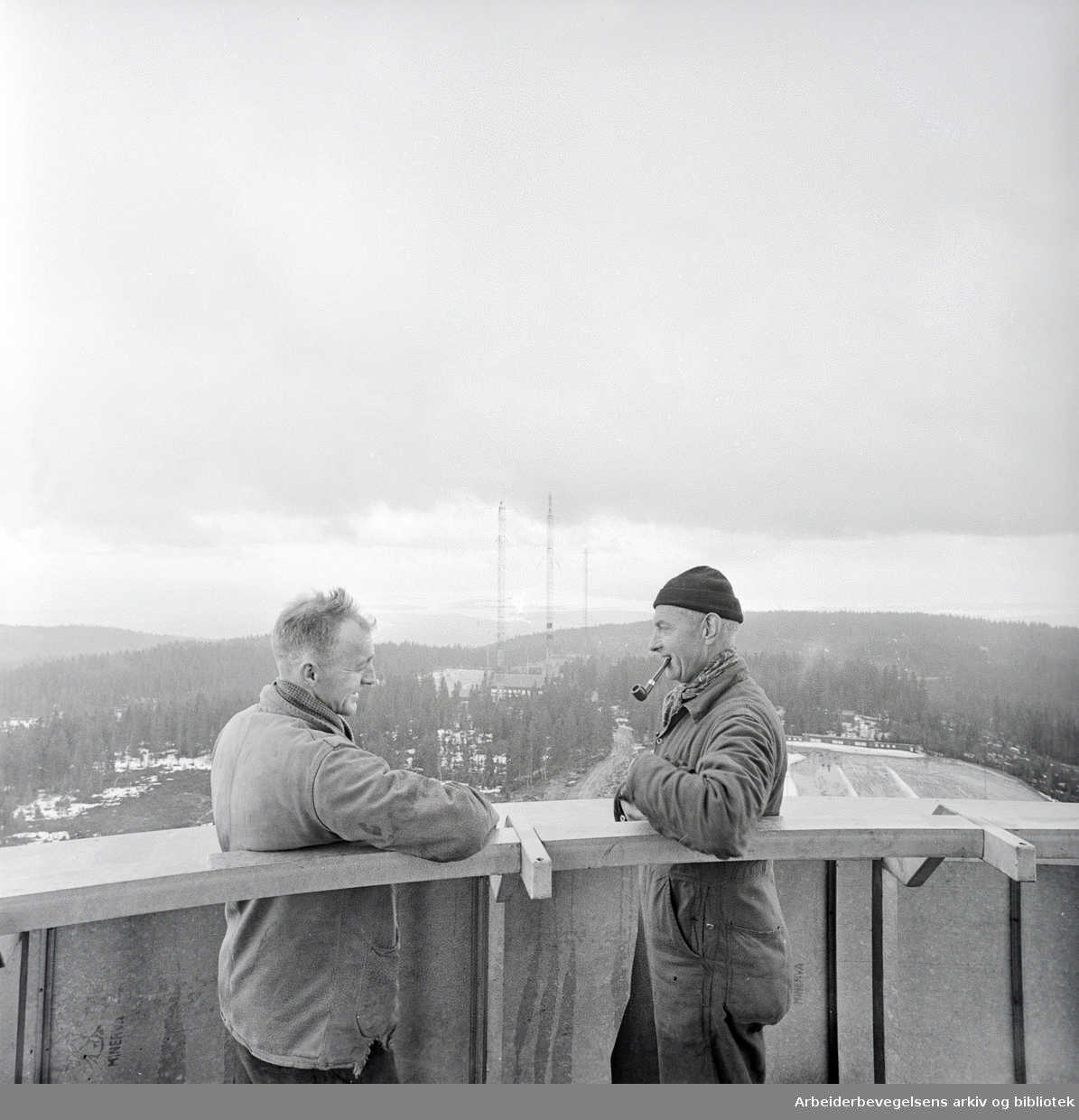 Tryvannstårnet åpnes for publikum til St. Hans. Birger Berntsen fra Christiesgate (t. h.) og Odd Ekong, Sandakerveien. Mai 1962