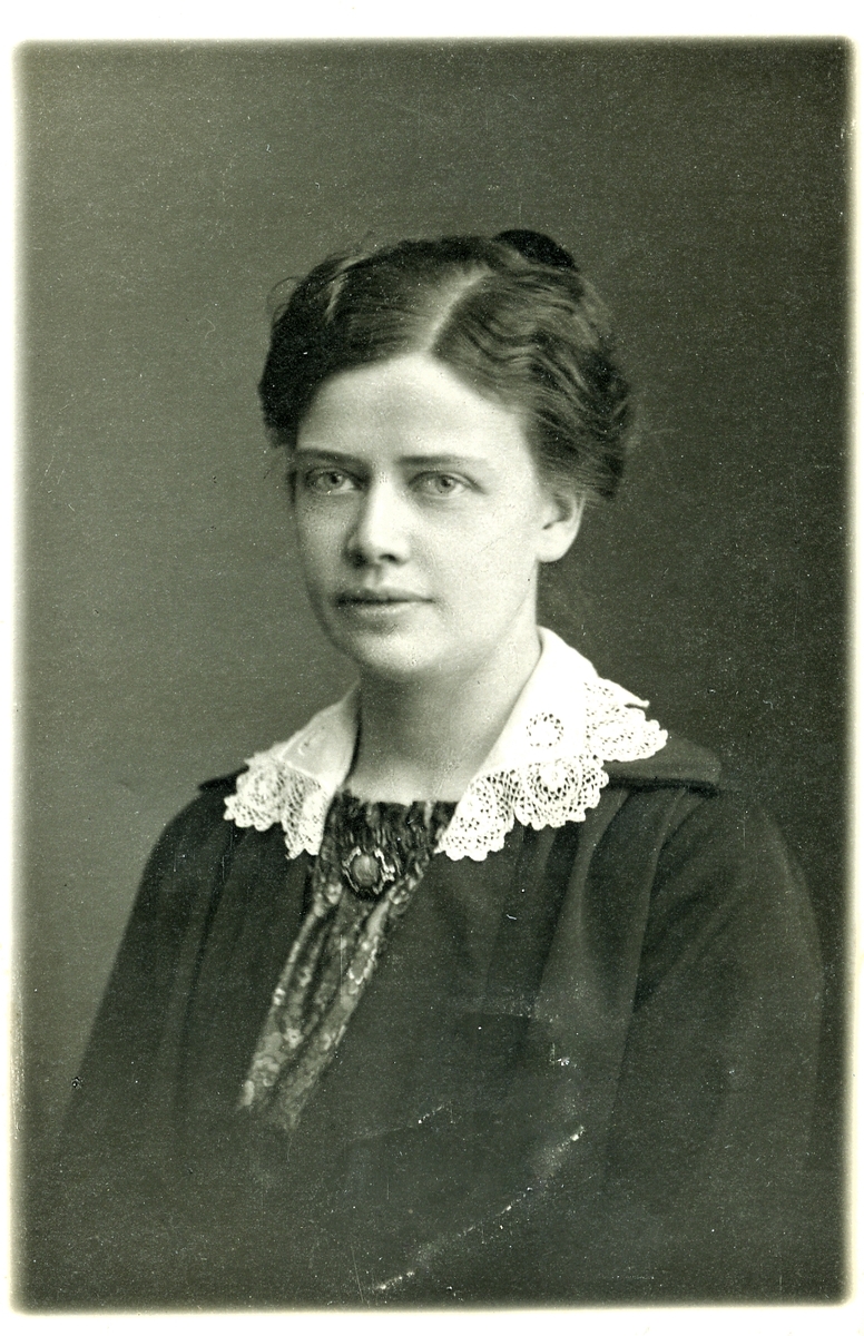 Okänd ung kvinna, möjligen fotograferad i Halmstad.