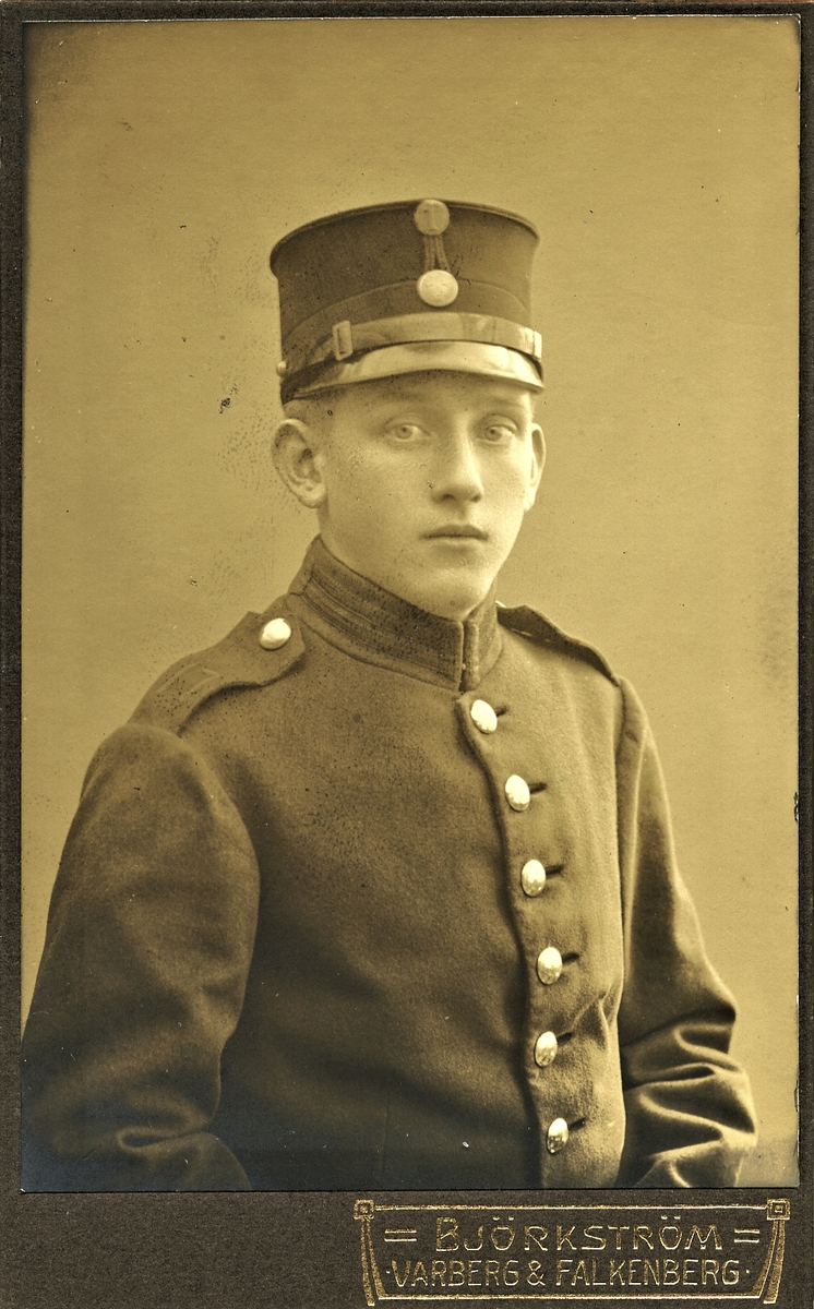 Okänd ung man i någon sorts uniform fotograferad i halvfigur. Fotograferad i Varberg eller Falkenberg. (Se helfigur bild nr F9141)