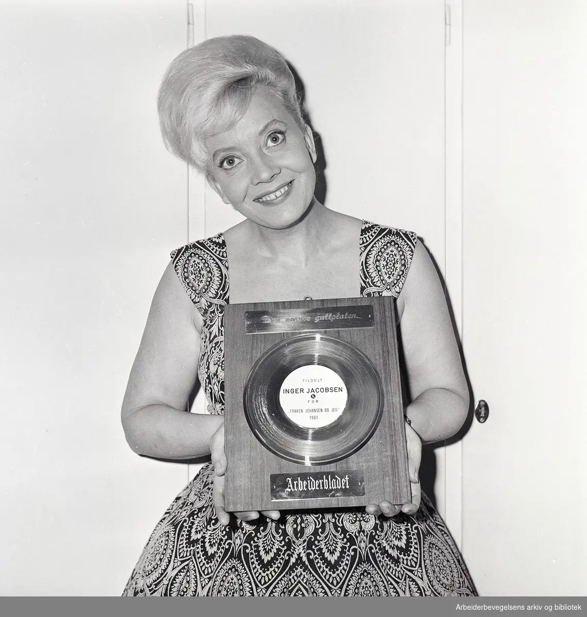 Inger Jacobsen får Arbeiderbladets gullplate for "Frøken Johansen og jeg". Januar 1962