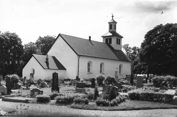 Vykort, "Breareds kyrka, Simlångsdalen" med kyrkogården i förgrunden.