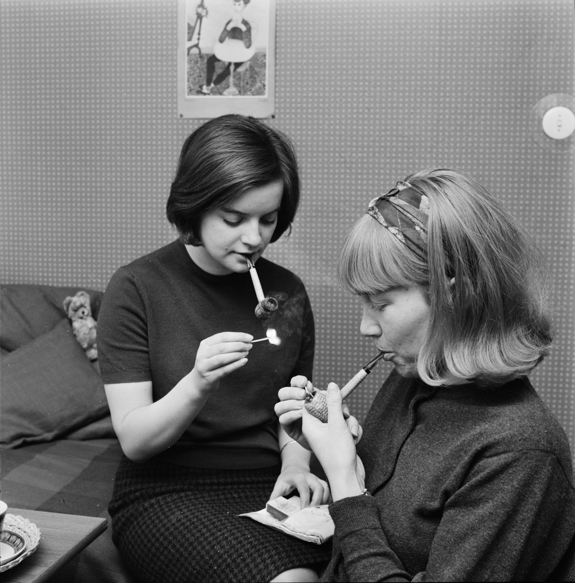 Studentliv - Karin Källner och Reidun Hannerz har bytt ut cigaretten mot pipa, Uppsala 1964