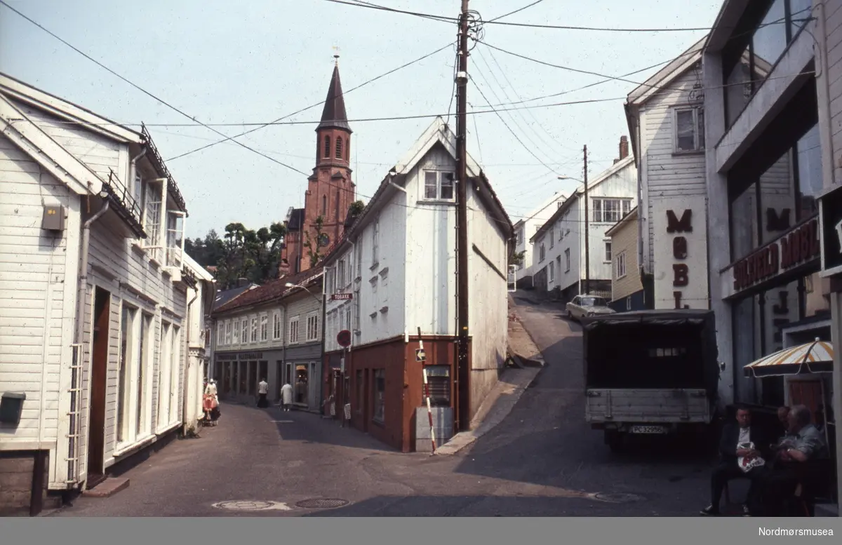 Foto fra Tvedestrand kommune. Datering er muligens omkring 1980-tallet. Fra Stein Magne Bach sin private fotosamling. Denne samlingen består av dias fra perioden omkring 1980. Fra Nordmøre museums fotosamlinger.