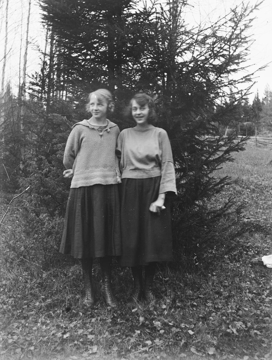 Matilda Margareta Sahlström född 1907 och död 1995 och Rut Elvira ...