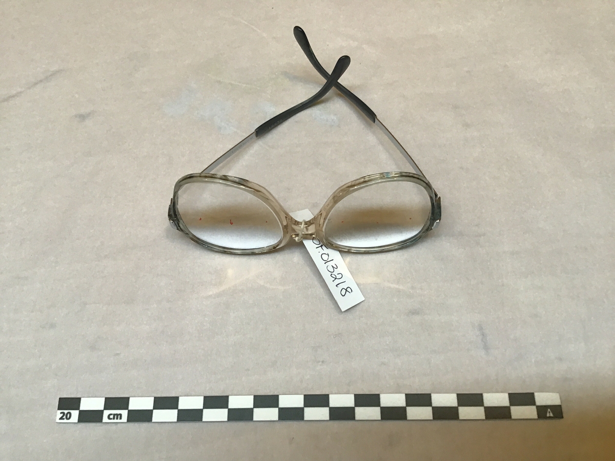 Briller laga ved svenneprøve, dette er barnebriller. Innfatning med glas og brillestenger.