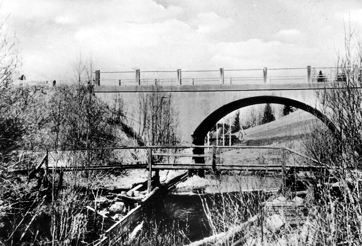 Gamla bron över Viksjöån.
