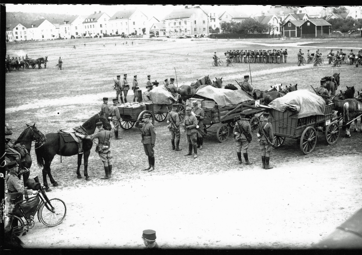Göta Trängregemente.   Delar av anspannspluton på Västra fältet 1934 färdiga för fälttjänstövning. Plutonchef reservlöjtnant Östlund. Okänd reservofficer med ridspö.