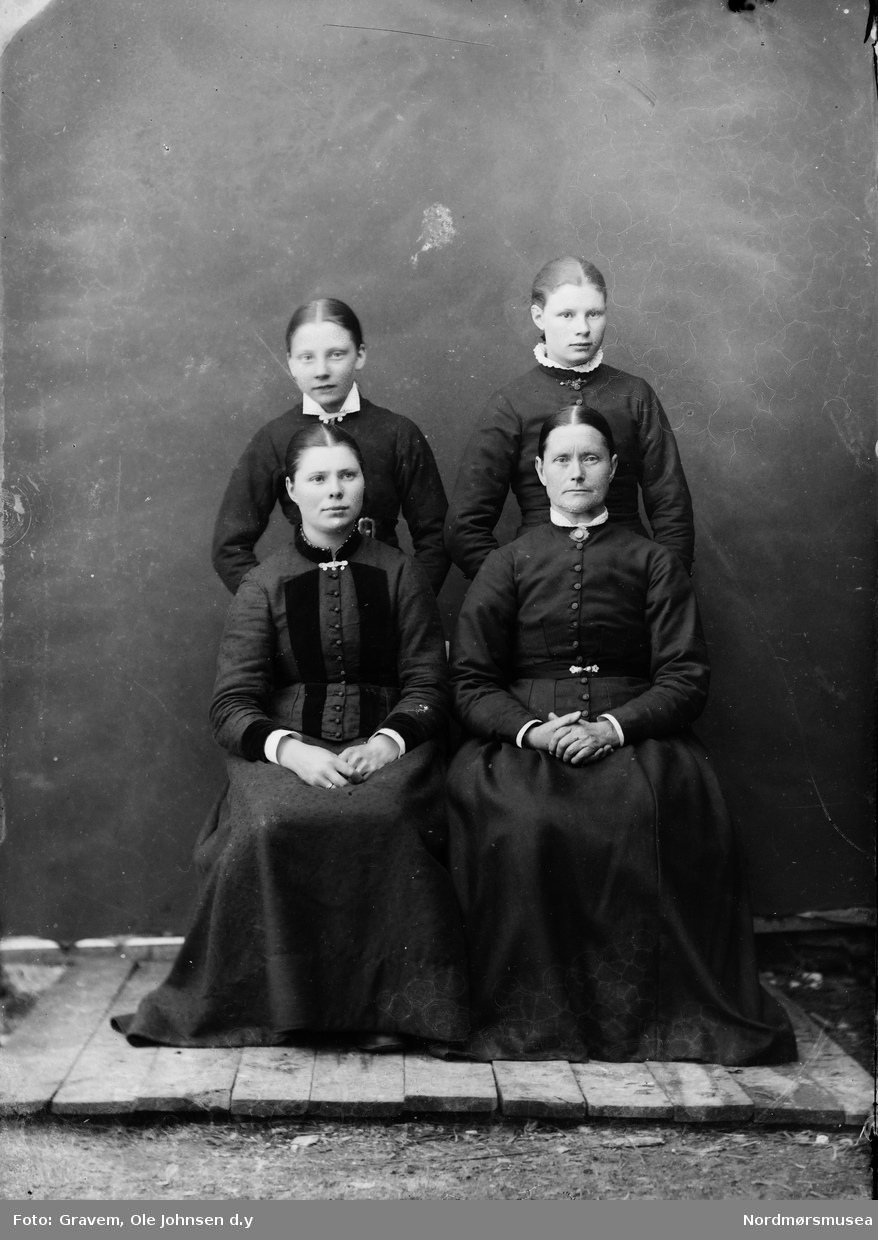 Gruppeportrett av en eldre kvinne og tre yngre kvinner.  