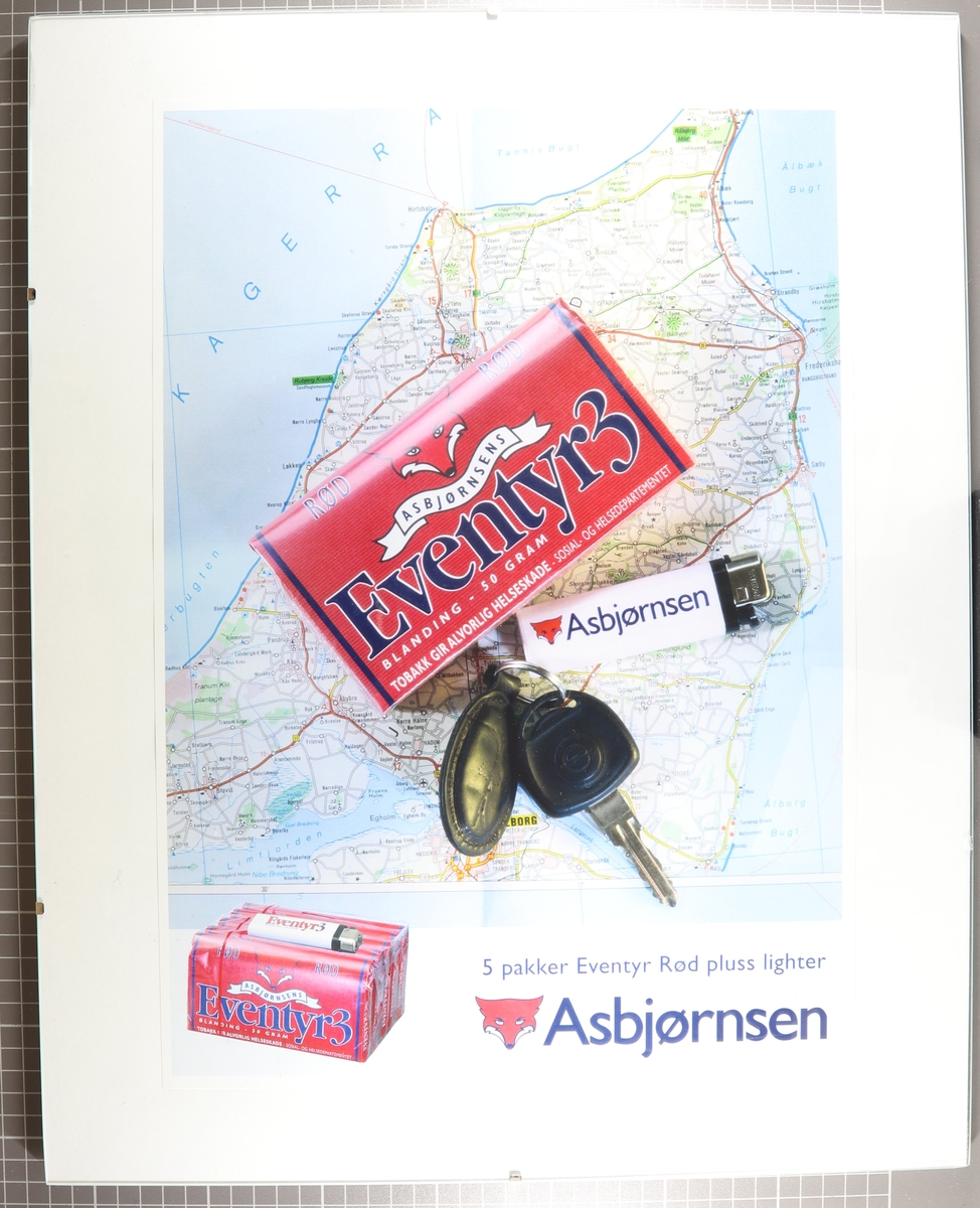 En pakke med Eventyr Rød 3, en lighter og en bilnøkkel på et kart over Danmark
