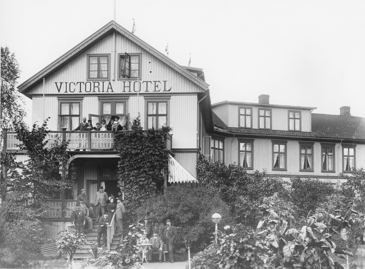 Victoria Hotell med påbygg på taket.