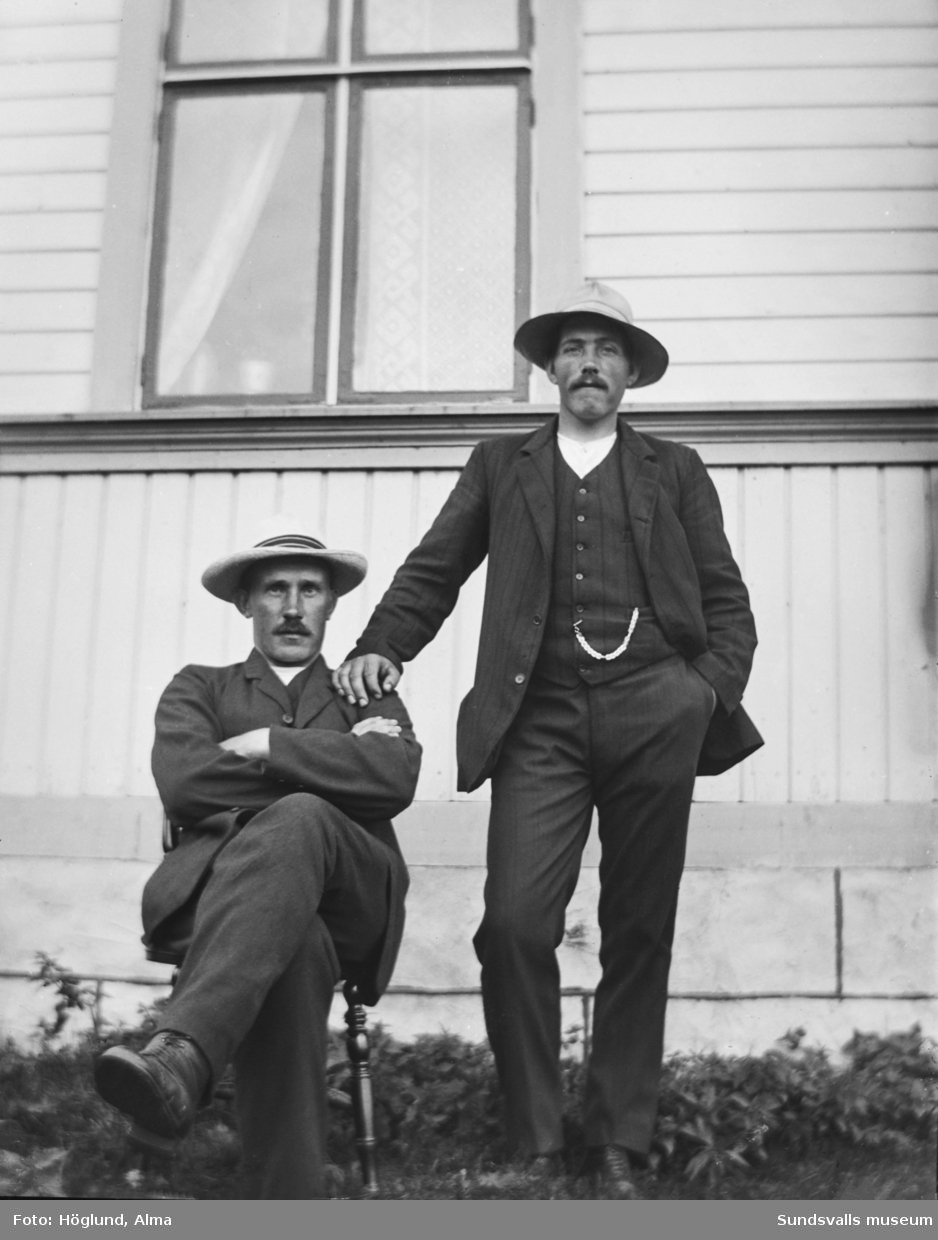 Porträttfoto av två män, sittande är Gottfrid Höglund.