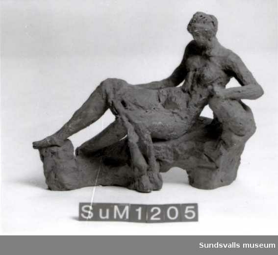 En skulptur i form av en sittande kvinna draperad med ett tygstycke.