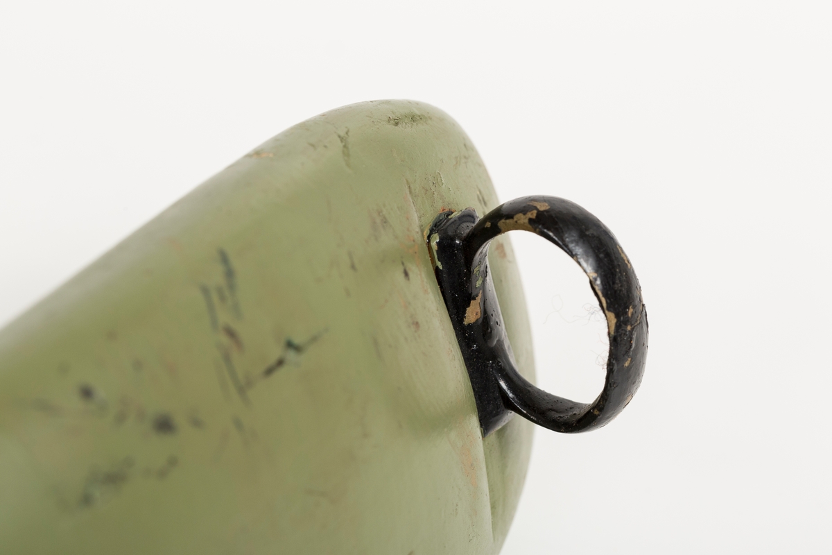 Tredel (malt grønn) med beslag/kobbel av jern (malt). På tredelen er det to ringer i i jern på toppen, mens det under er to ringer (hvorav en fast) og et ledd.