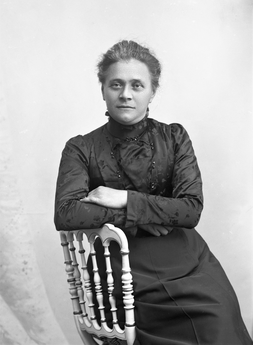 Anteljéporträtt av "fröken Engström". Högst sannolikt är detta Constance Engström (1860-1923) som var folkskollärare, organist och klockare i Sällstorps socken.
