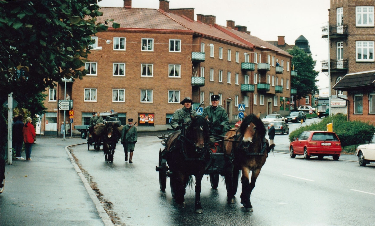 Göta Trängkår firar 90 år i Skövde den 28 sept 1995. Kortege genom Skövde.