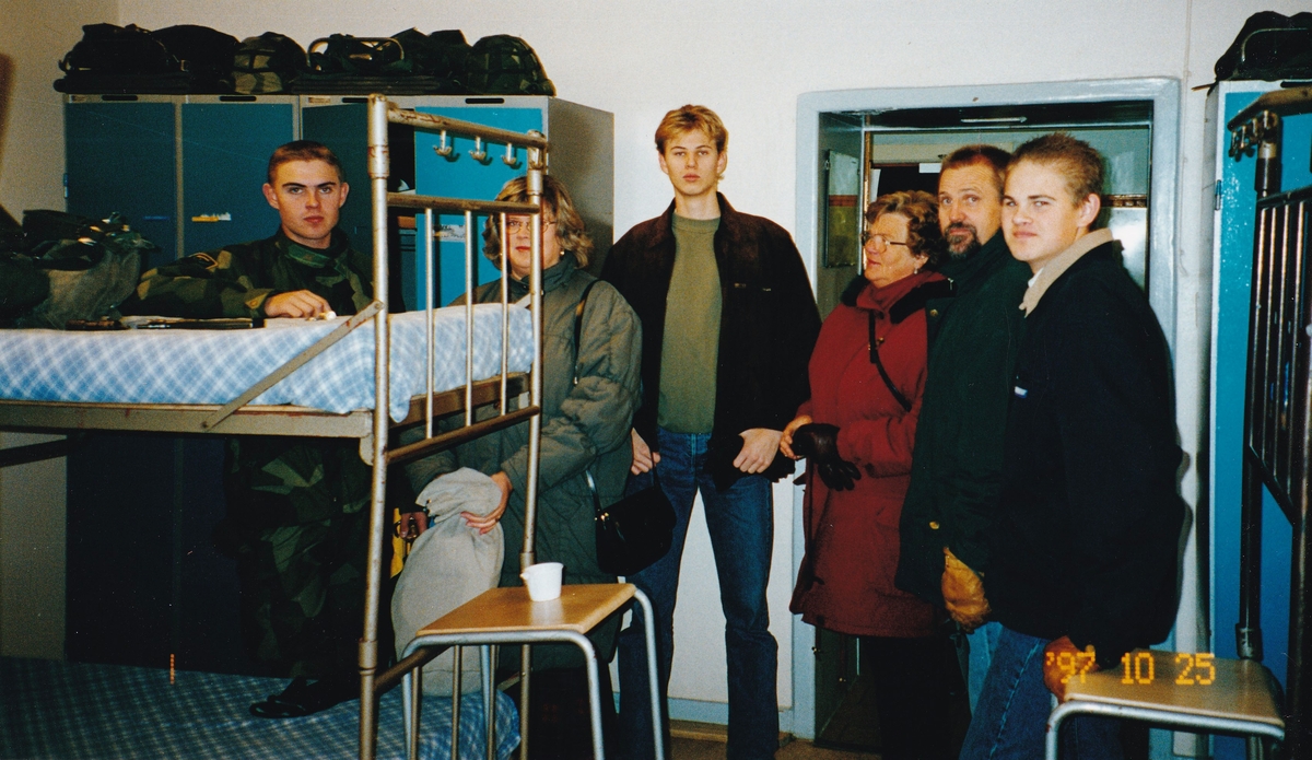 Göta Trängkår firar kårens dag den 25 okt 1997. Furir Mattias Wennberg, 18. trfplut, har besök av släktingar.