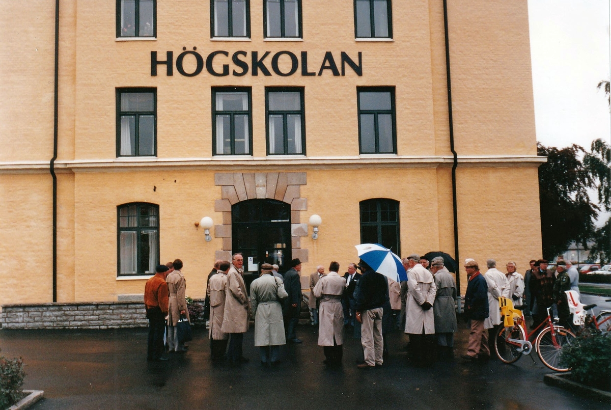 Göta Trängkår firar kårens dag den 25 okt 1997. Kamratföreningens besök på gamla T 2. Högskolans kansli, förutvarande T 2 kanslihus.