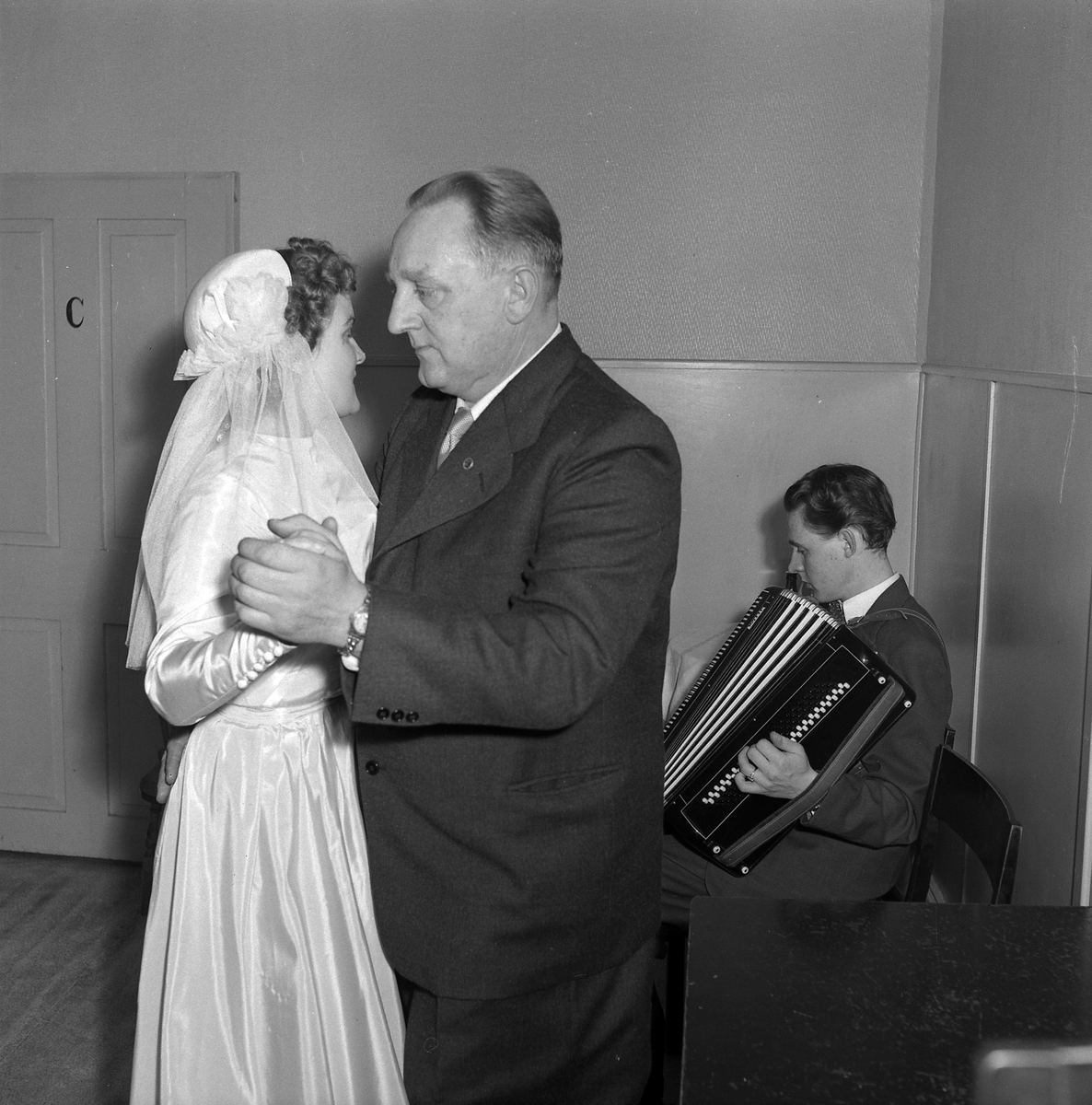 Dans till dragspel på Sonja och Carl-Erics bröllop. Febr 1953