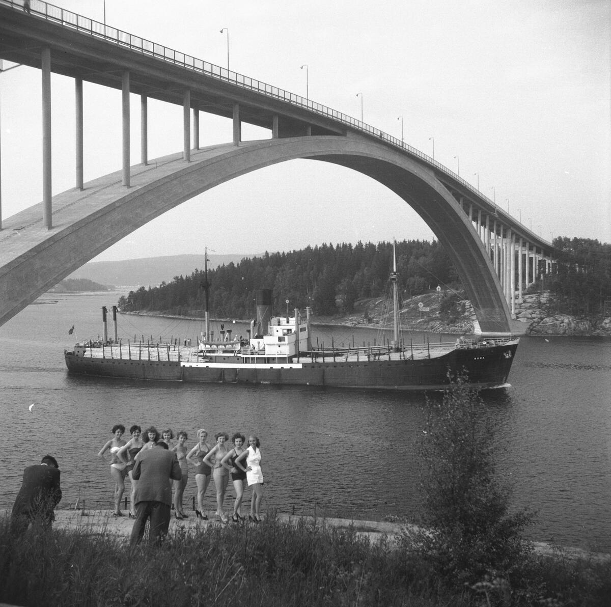 Fartyget Runa vid Sandöbron