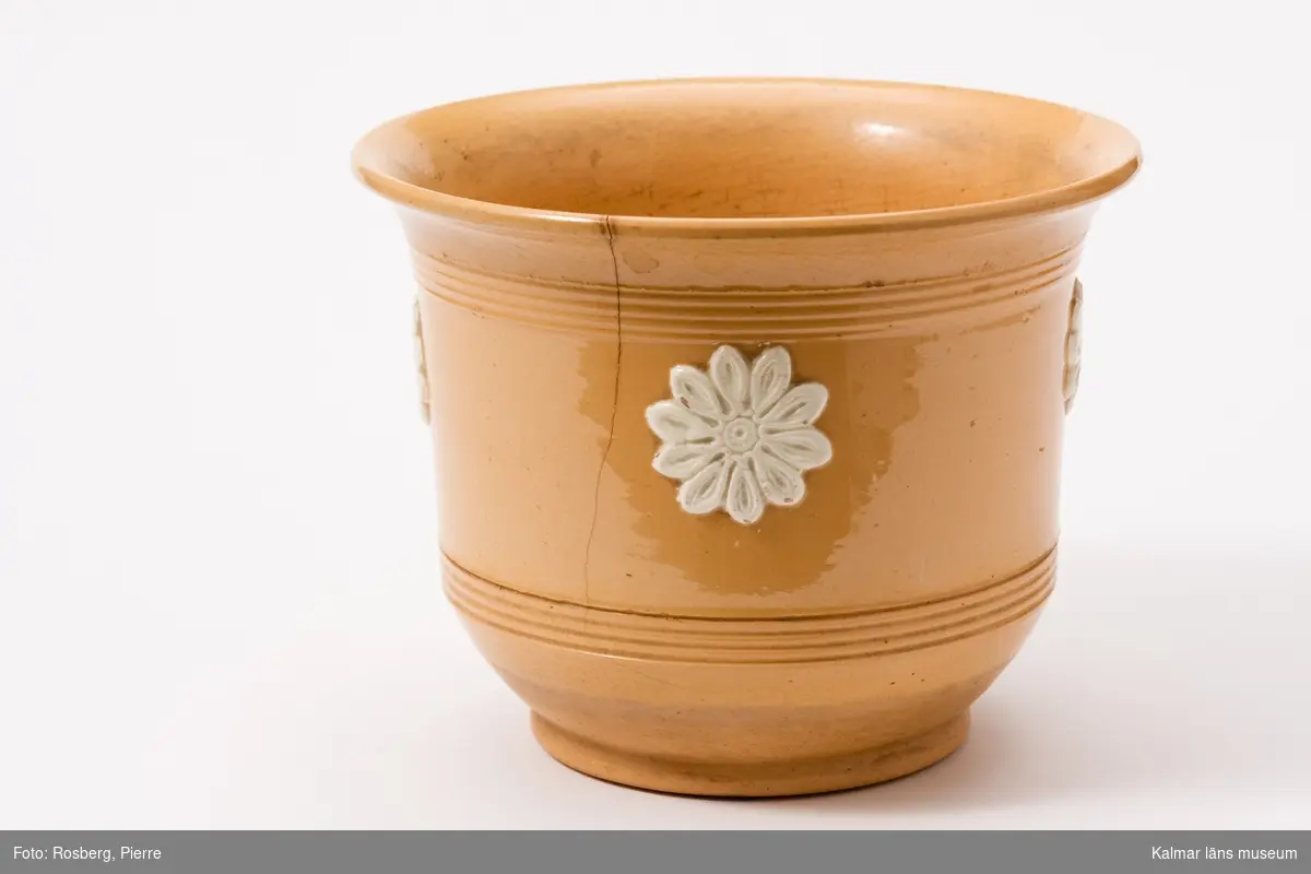 KLM 44414:2. Blomkruka. Av keramik. Gul skärv, pålagda vita gjutna blommor. Stämpel: Tillinge, 3.