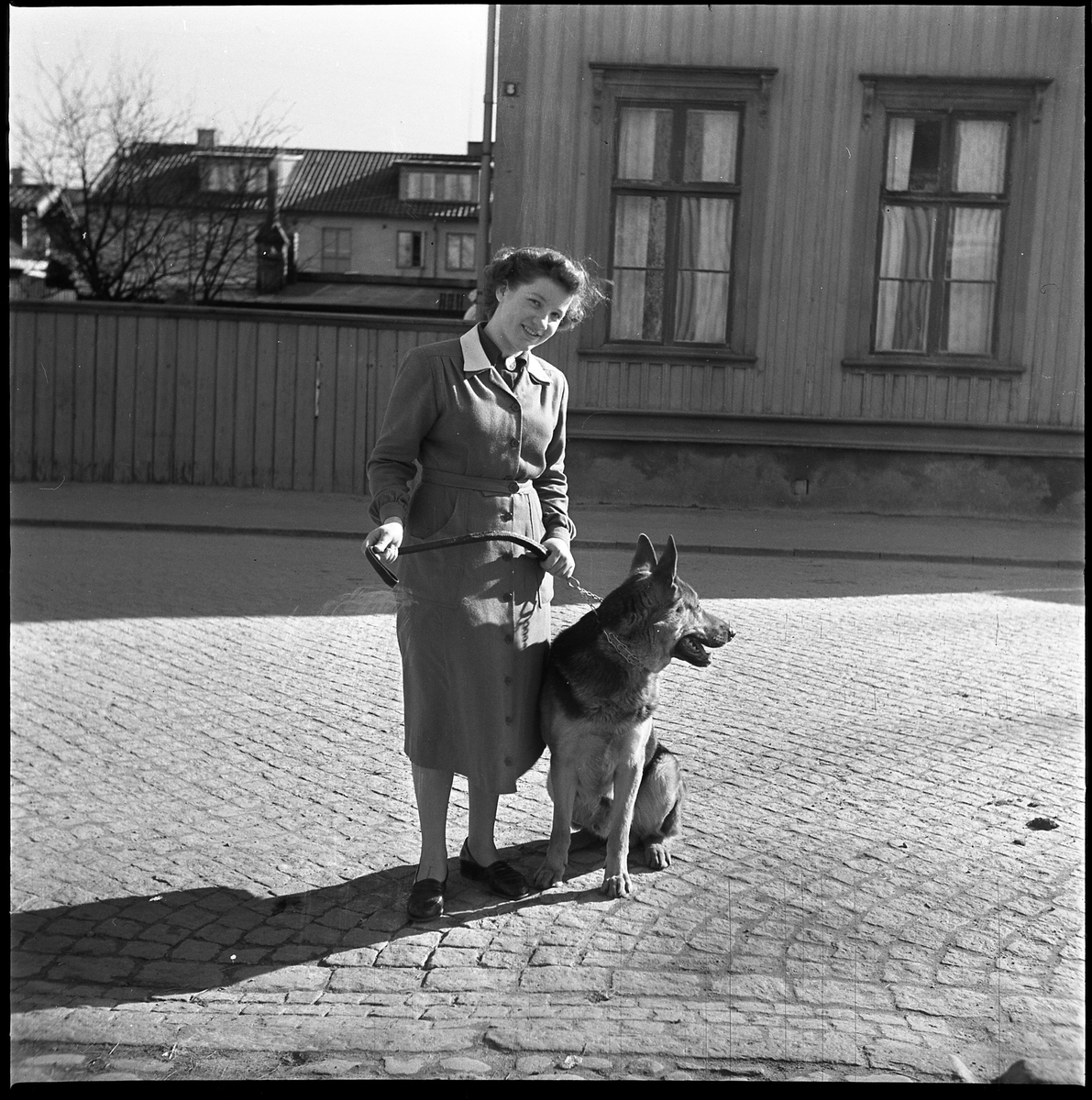 Okänd kvinna fotograferad med en schäfer.