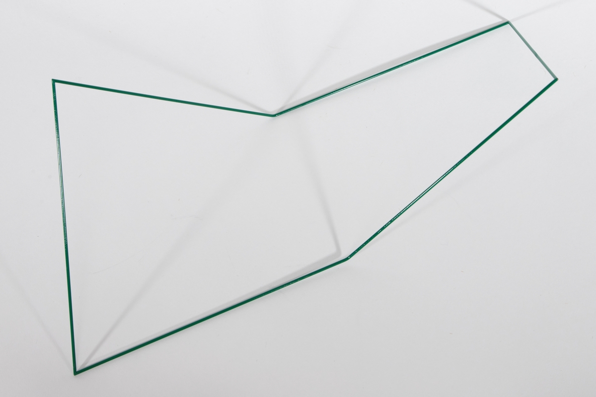 Hodesmykke som består av en rektangulær, grønnlakkert ståltråd som er vridd slik at de to kortsidene danner en 90 graders vinkel i forhold til hverandre.