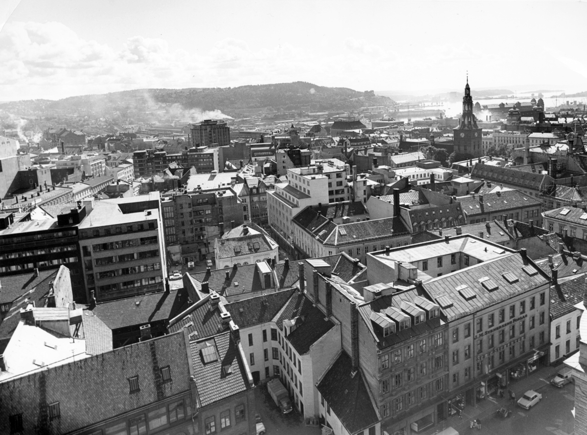 Foto av Oslo tatt fra taket av Regjeringsbygningen.