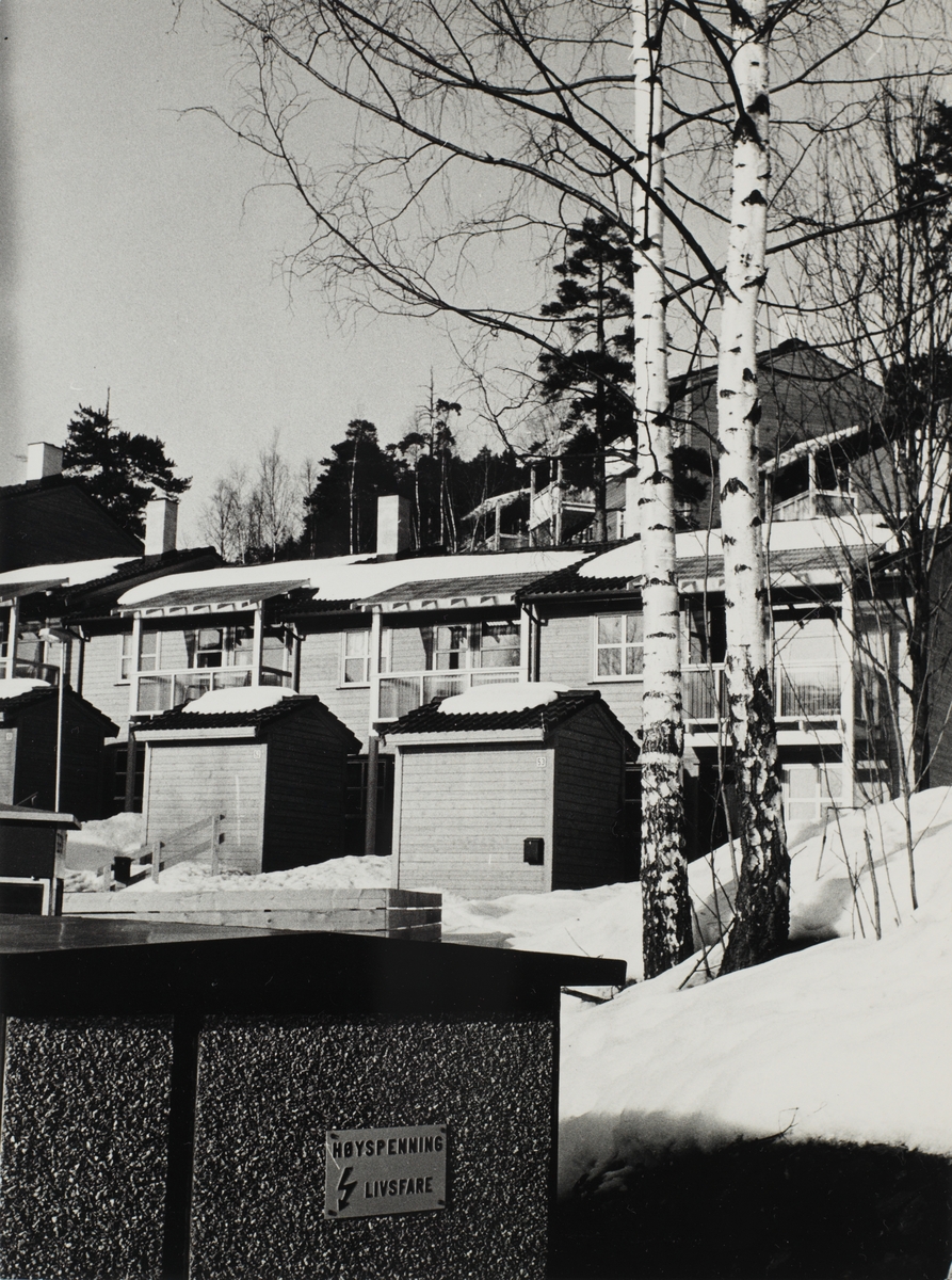 Foto av ny bebyggelse i Akebakkeskogen, mars 1984.
