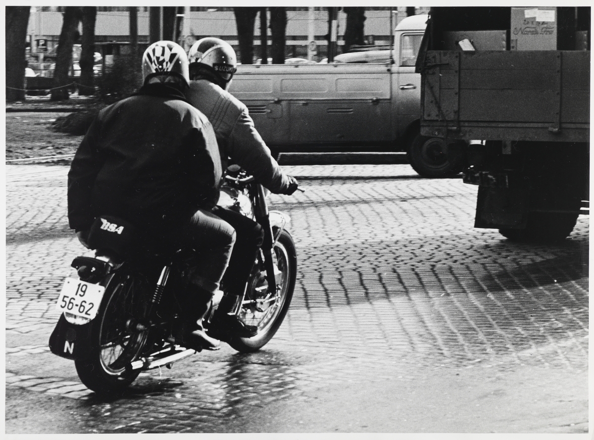 To mennesker på en BSA motorsykkel