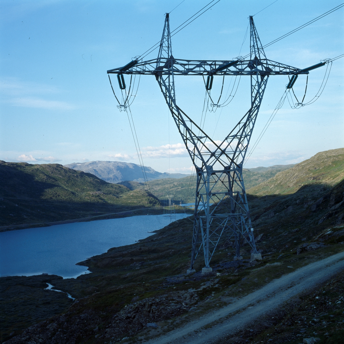 Foto av strømmast i fjellet.  Fra fotografens originalemballasje: Aurlandskraft gj. Vierbotn 54F-9 2.8-82