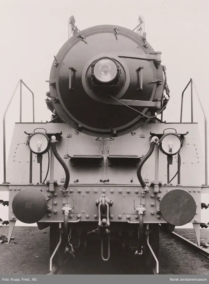 Leveransefoto av damplokomotiv type 49c nr. 470, fronten