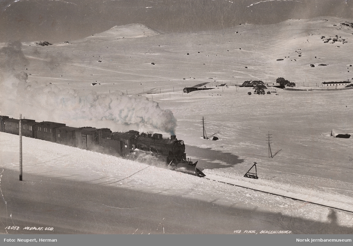 Damplokomotiv type 31b 453 med persontog til Bergen vest for Finse stasjon
