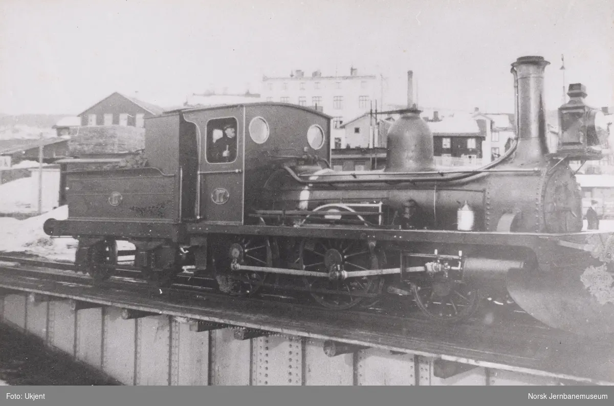 Damplokomotiv type 2a nr. 17 på svingskiven på Lillehammer stasjon