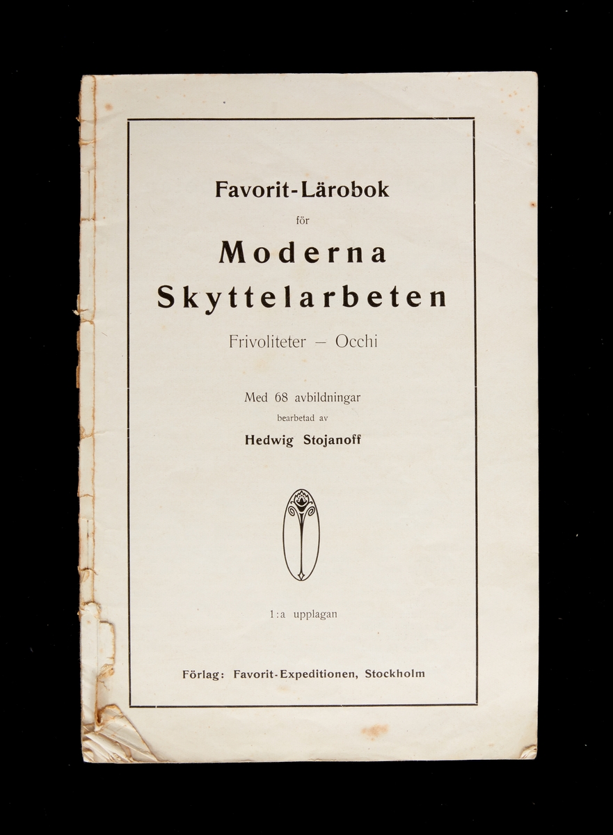 Häfte, "Moderna Skyttelarbeten". Frivoliteter - Occhi. Med 68 avbildningar, bearbetad av Hedwig Stojanoff.
Dresden, Lehmanns Tryckeri, 1928.