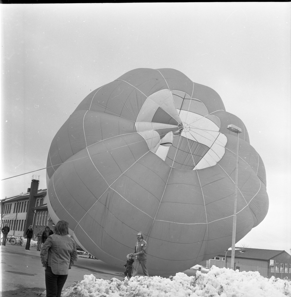 En luftballong håller på att tömmas. - Grenna Museum– Andréexpeditionen ...