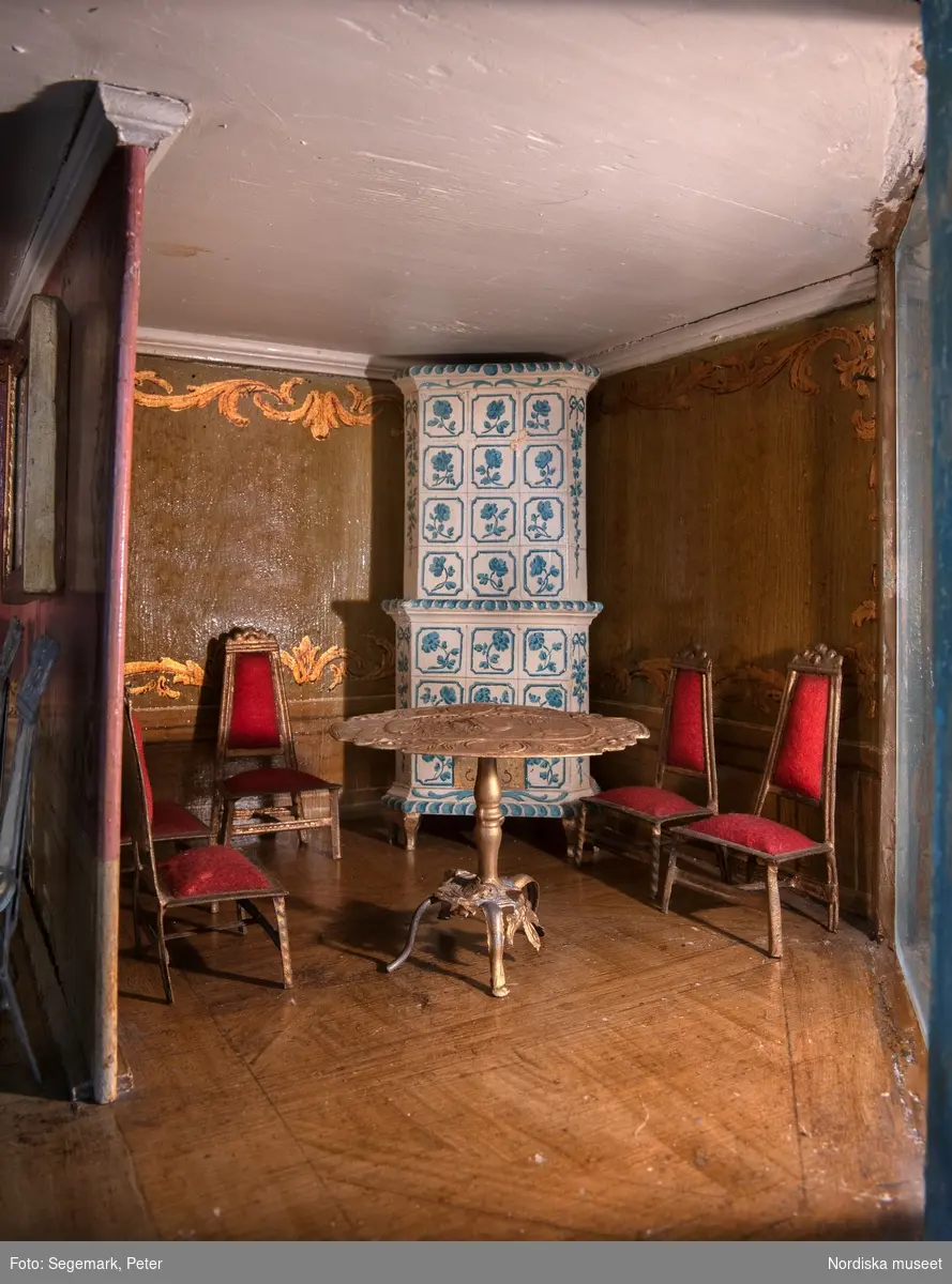 Dockskåp i utställningen "Dockskåp", visad på Nordiska museet 23 dec 1999 - 20 jan 2021.
Det blå kabinettskåpet, år 1760. Skåpet gjordes i ordning för Maria Catharina Falk som var en liten flicka vid mitten av 1700-talet. Det har ärvts och ändrats av andra. På väggarna hänger äkta porträtt av hennes och makens släkt.
I köket står en servis av fajans tillverkad 1746 vid Rörstrands porslinsfabrik. 
NM.0151825