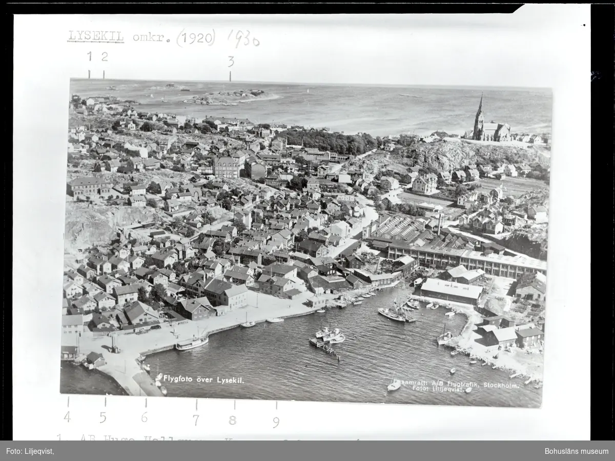 Flygbild över Lysekil med stadens konservfabriker utmärkta
