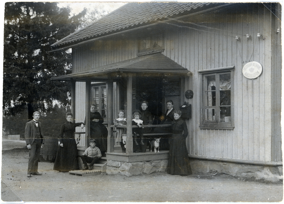 Enligt Bengt Lundins noteringar: "Gamla posthuset, Backamo 1884-1949. Nuvarande Café Gläntebo".