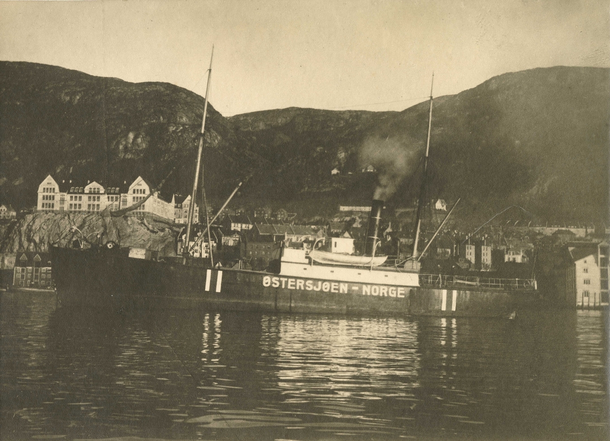 DS ØSTERSJØEN (bygget 1871) med nøytralitetsmarke til kais i Sandviken, Bergen. Rothaugen skole til venstre i motivet.