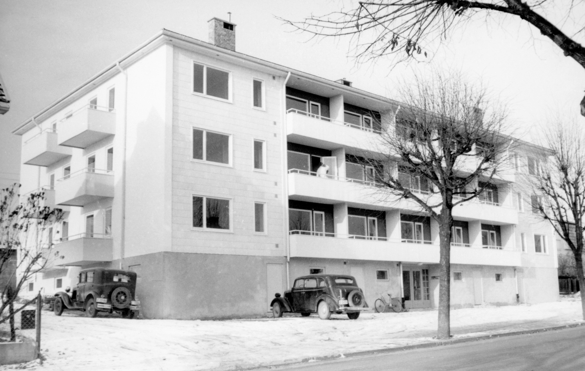 Søsterboligene i Markus Thranes gate 22 på Gjøvik. A-Fort 1930/31 og Opel 1933 eller senere.