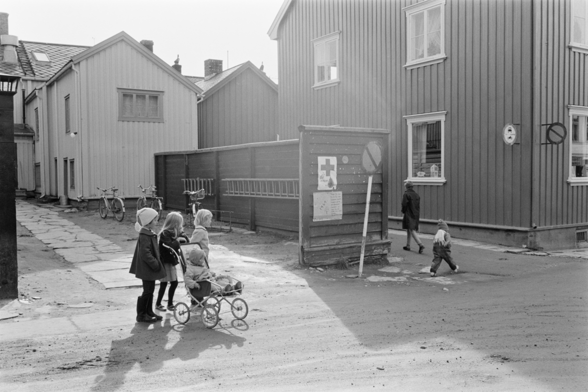 Barn leker i en gate på Røros.