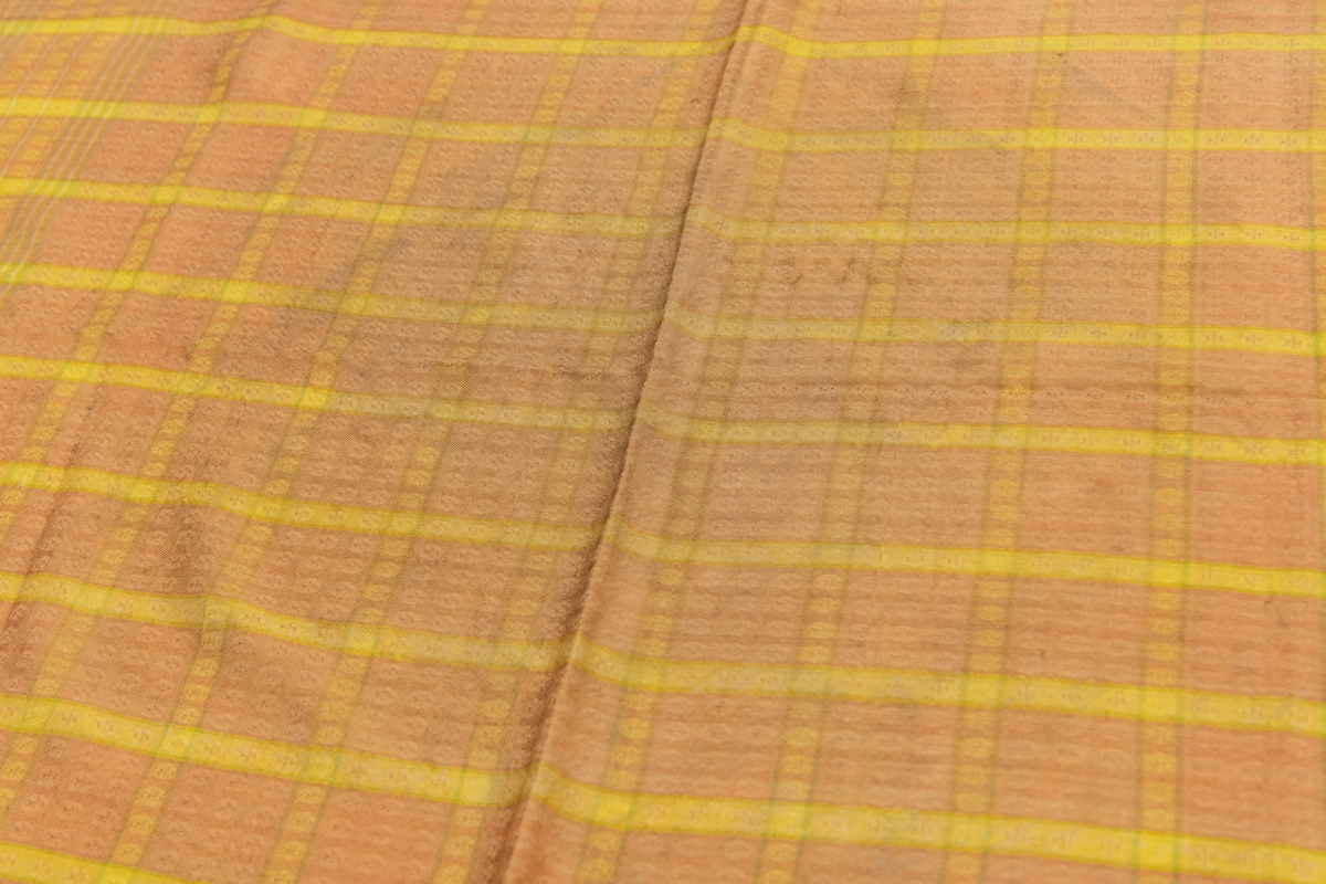 Silke.
Gult, gulbrunt, lyseblått og gulgrønt.
Kypert med innvevde punkter i løs binding.
